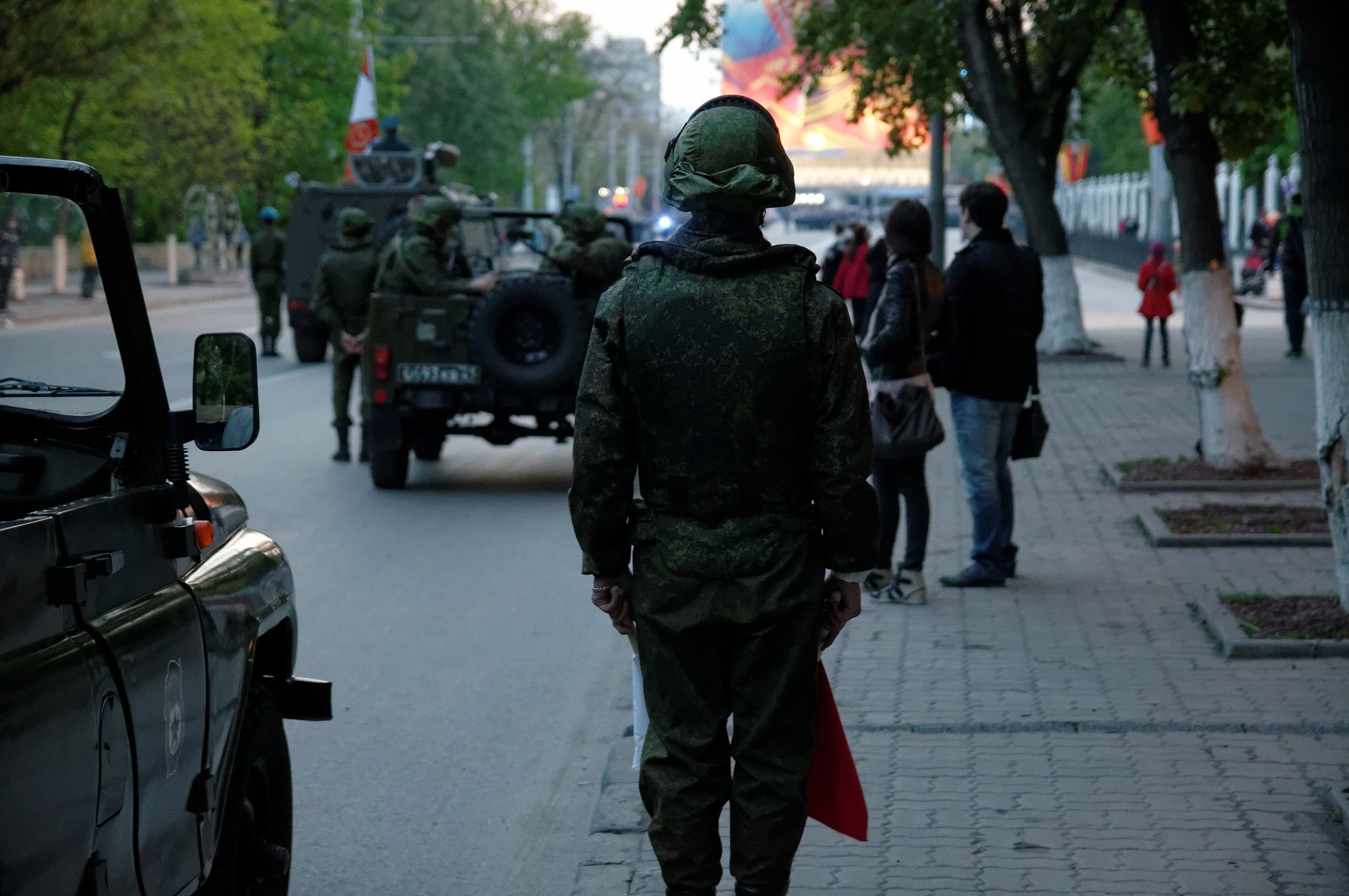 Военнослужащий в форме на городской улице